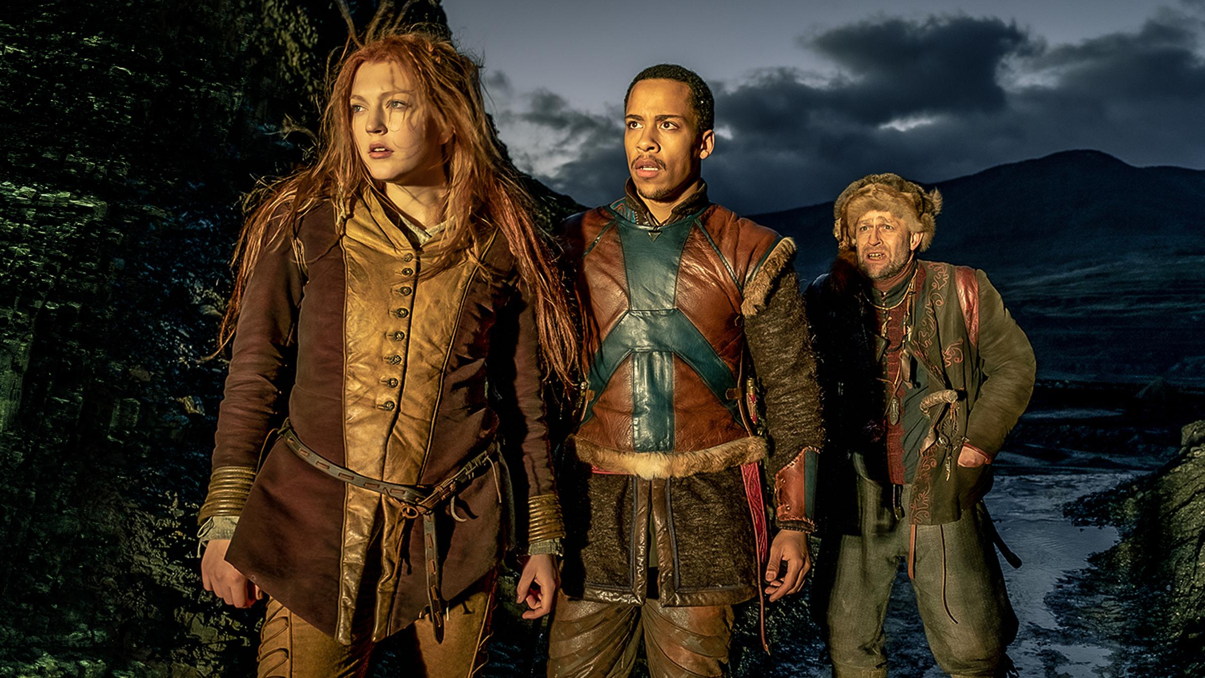 Vor dem Hintergrund einer nächtlichen, mondähnlichen, unwirtlichen Landschaft stehen nebeneinander Zottelhaube (Charlotte Krause), Prinz Tanka (Jerry Hoffmann) und Bero (Jürgen Vogel). Sie alle tragen, angemessen für eine Reise durch die Wildnis, eine Hose, einen gepolsterten Wams und festes Schuhwerk. Sie blicken ebenso angespannt wie neugierig in die Ferne, von wo sie ein heller Lichtstrahl trifft und ihre Körper und Gesichter erleuchtet.