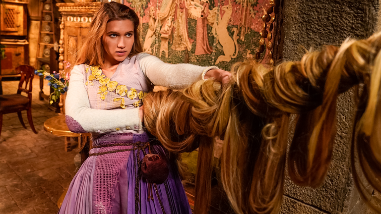 Rapunzel, gespielt von Anna-Lena Schwing, zieht wie an einem Seil an einem blonden Haarstrang.