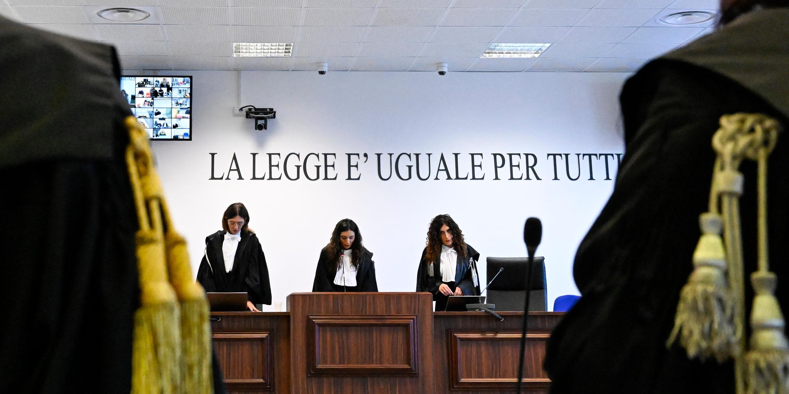 Die Präsidentin des Gerichts, Richterin Brigida Cavasino (Mitte), flankiert von den Richterinnen Claudia Caputo (links) und Germana Radice, verliest in Lamezia Terme die Urteile des Prozesses gegen die italienische Mafiaorganisation vor.