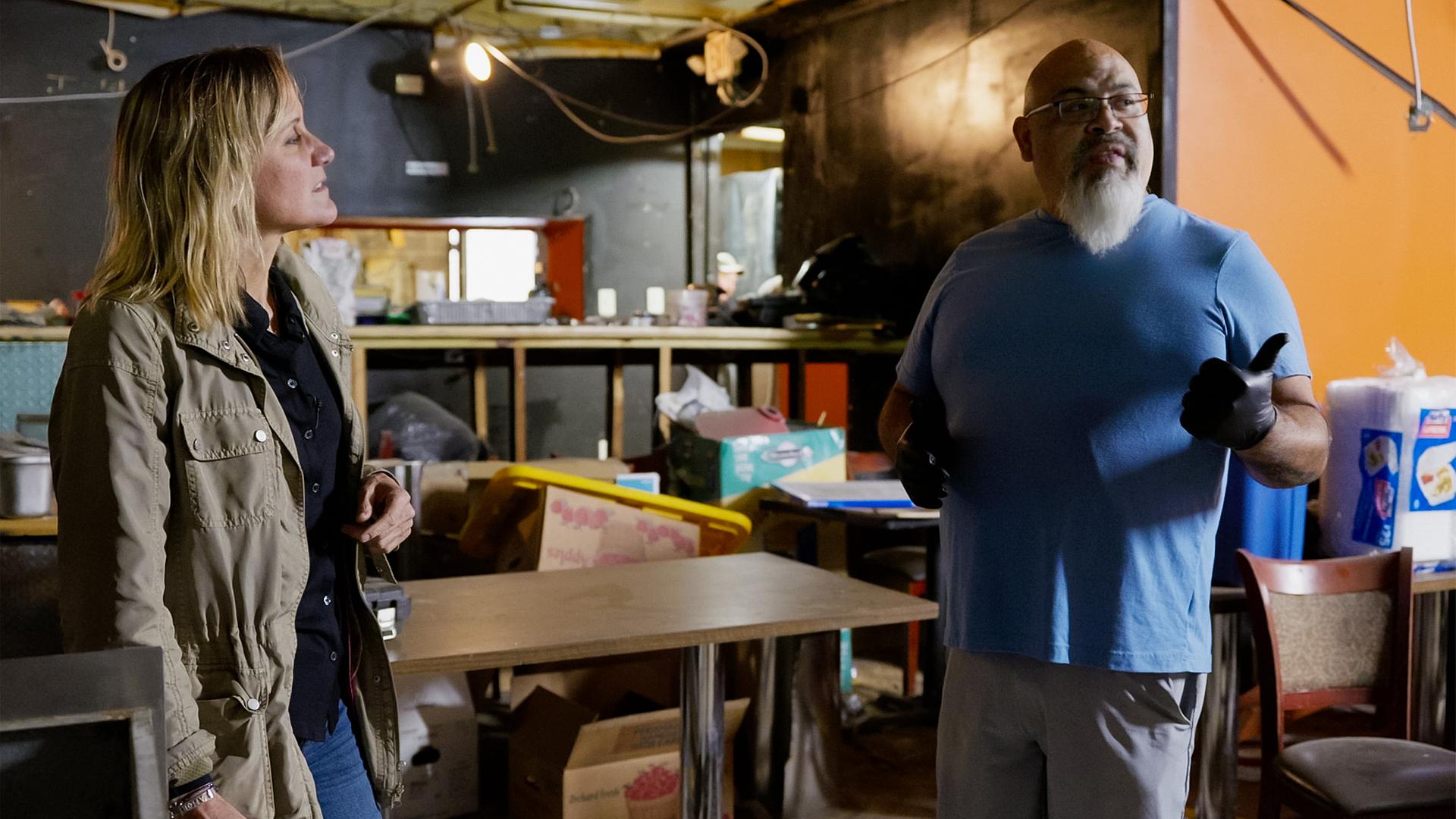 Barbara Lüthi (r.) mit Roberto Diaz im Gespräch an der Theke im Restaurant