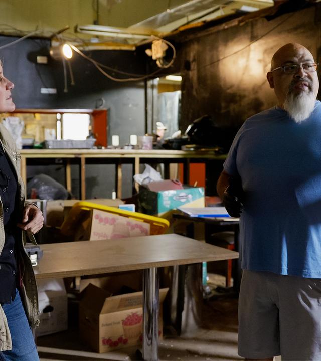 Barbara Lüthi (r.) mit Roberto Diaz im Gespräch an der Theke im Restaurant