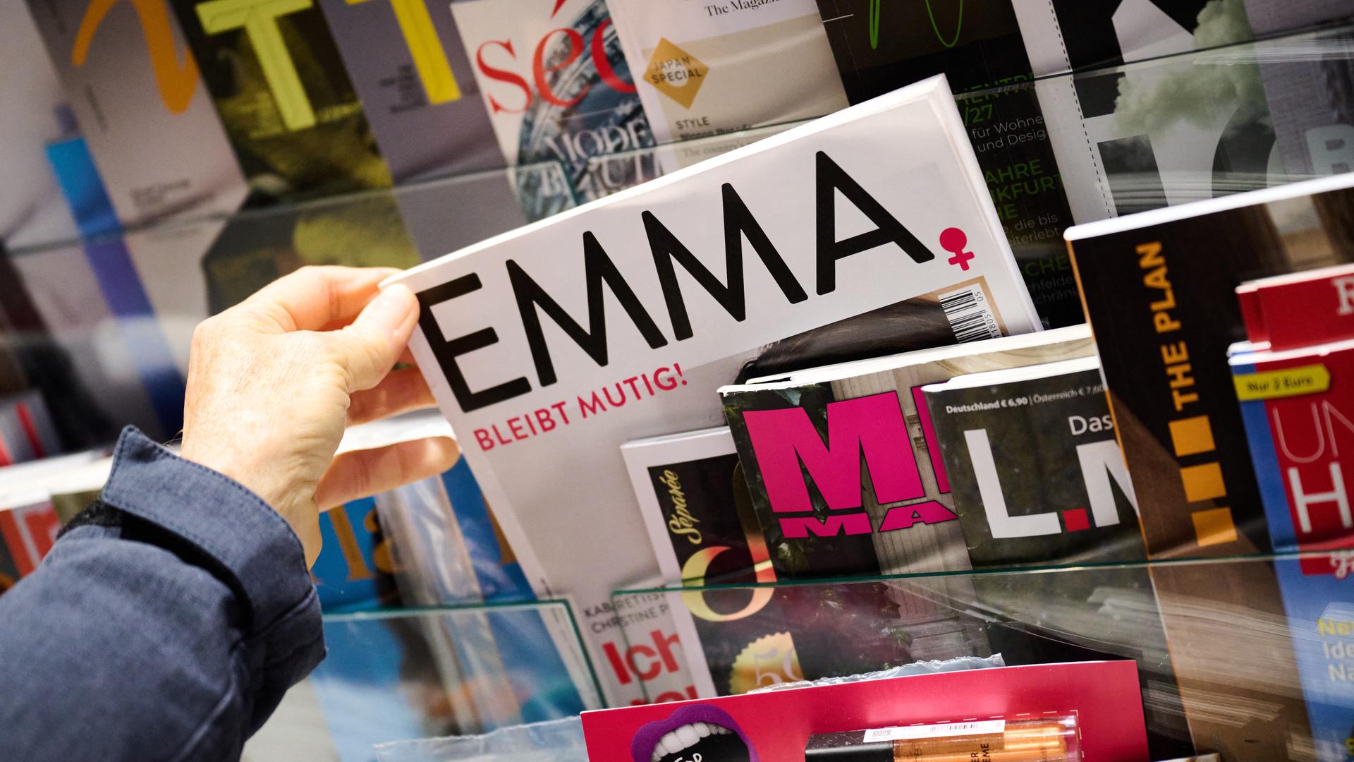 21.10.2026, Bremen: Die Zeitschrift «Emma» wird in einem Geschäft verkauft. Vor knapp 50 Jahren erschien die erste «Emma» - gegründet von Alice Schwarzer.