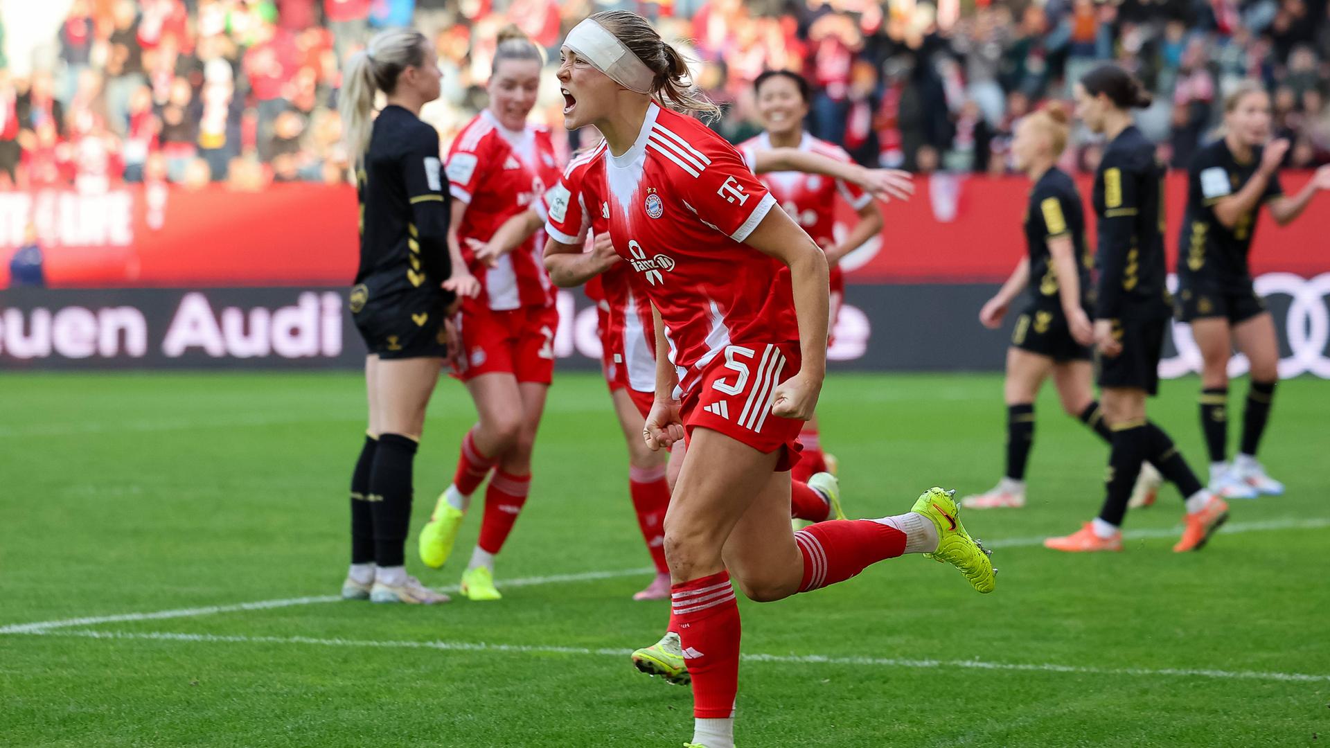 Magdalena Eriksson (FC Bayern München, 05) jubelt. 