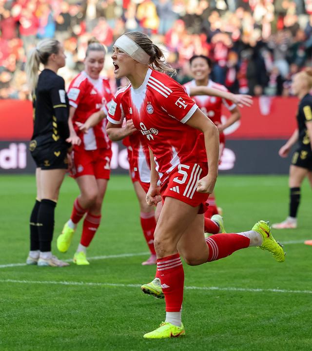 Magdalena Eriksson (FC Bayern München, 05) jubelt. 