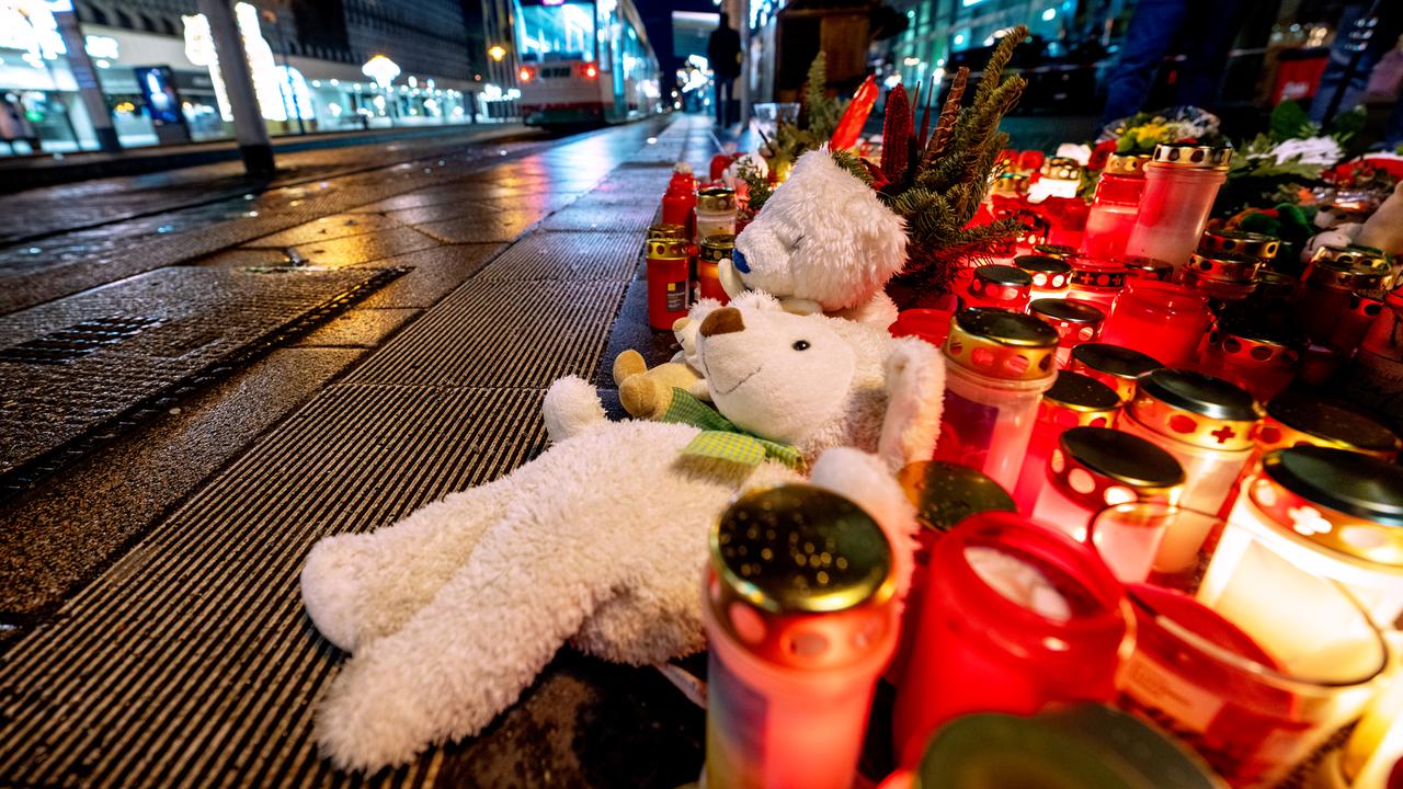 Teddybären und Kerzen nach dem Anschlag in Magdeburg