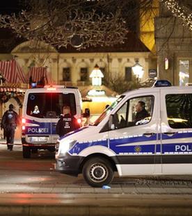 Polizeiautos auf Weihnachtsmarkt
