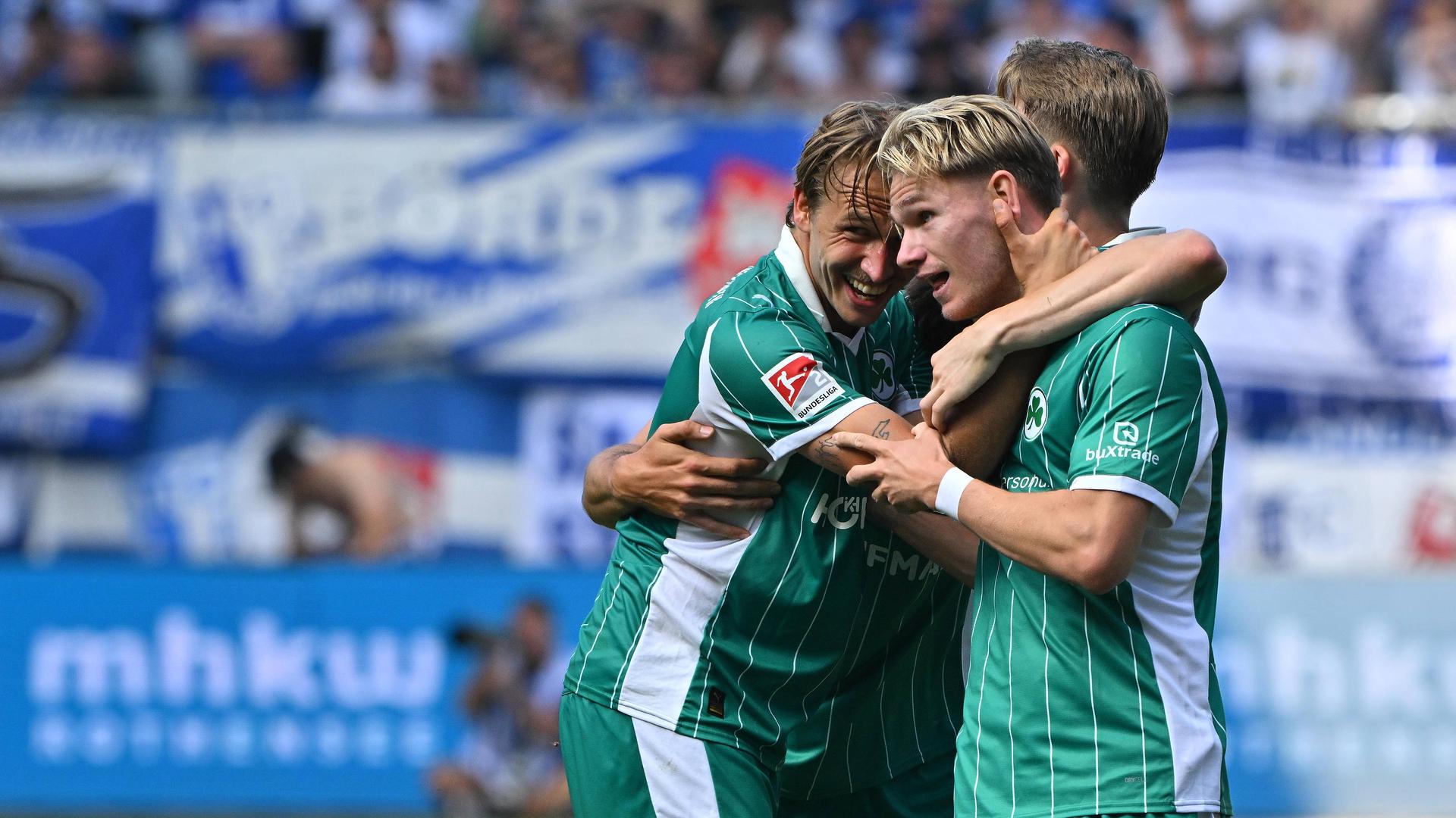 Marco John (24, SpVgg Greuther Fürth) jubelt. 