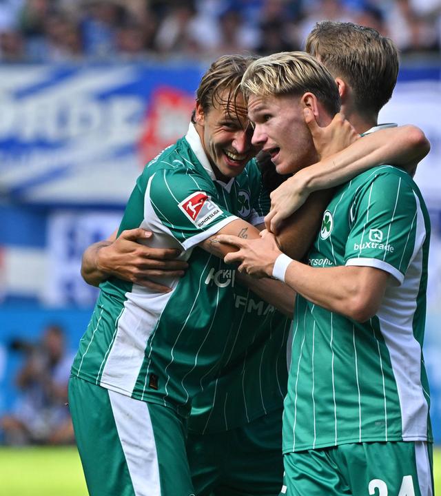 Marco John (24, SpVgg Greuther Fürth) jubelt. 
