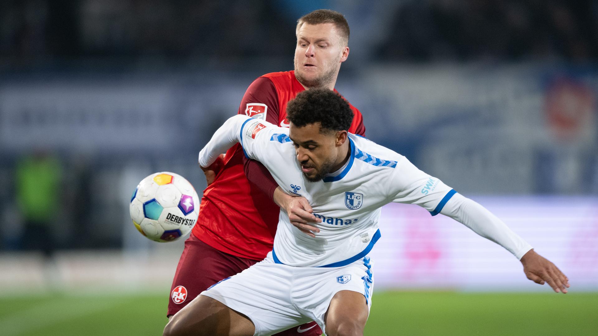 Magdeburgs Leon Bell Bell und Kaiserslauterns Jean Zimmer kämpfen am 02.12.2023 um den Ball.