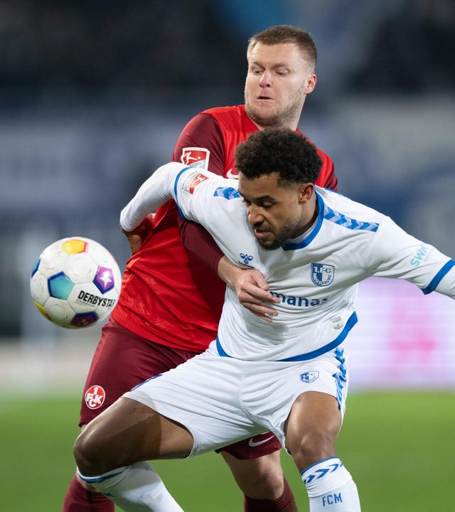 Magdeburgs Leon Bell Bell und Kaiserslauterns Jean Zimmer kämpfen am 02.12.2023 um den Ball.