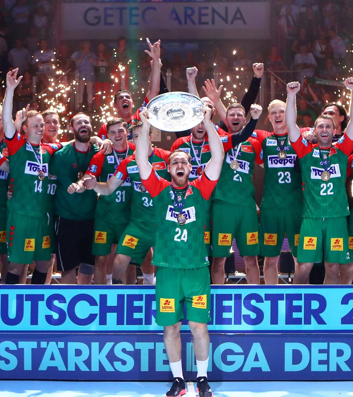 Magdeburg feiert den Sieg nach dem Meisterschafts Finale gegen Rhein Neckar Löwen emspor
