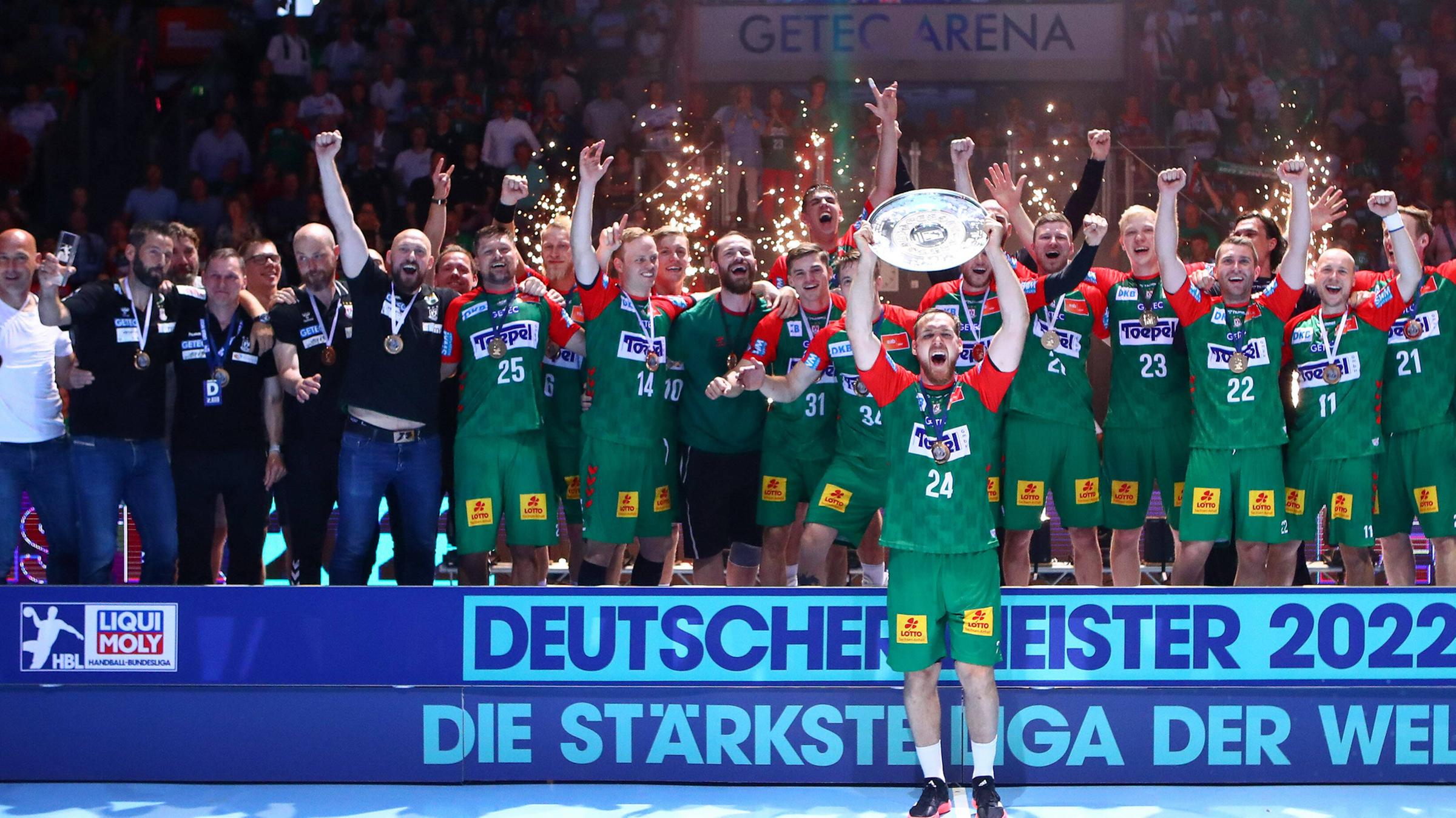 Magdeburg feiert den Sieg nach dem Meisterschafts Finale gegen Rhein Neckar Löwen emspor