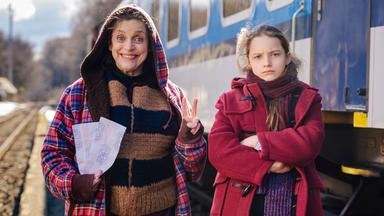 Addi (Katharina Thalbach) und Marie (Chloé Heinrichs)