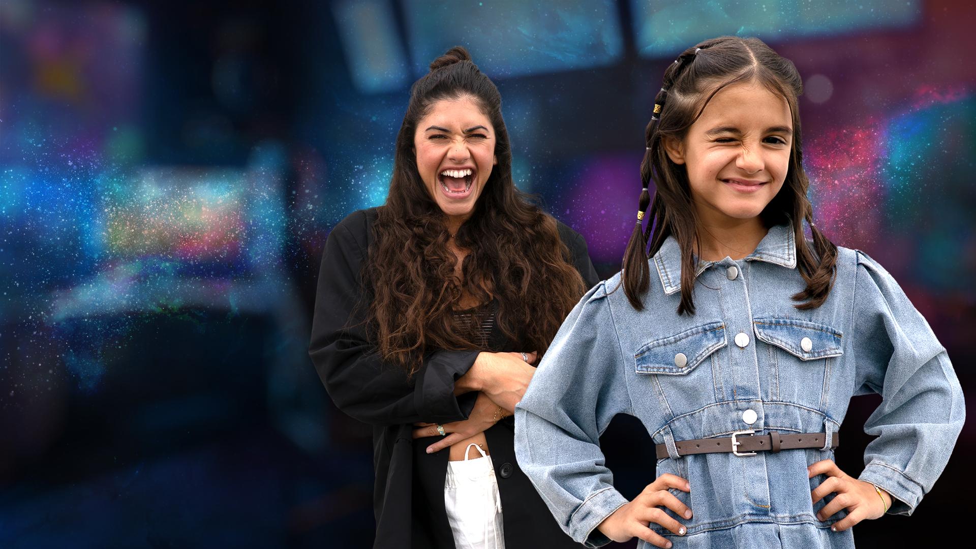 Jeannie Wagner hält sich ihren Bauch vor Lachen. Seitlich davor zwinkert Sara in die Kamera und hält ihre Arme an ihre Hüfte.