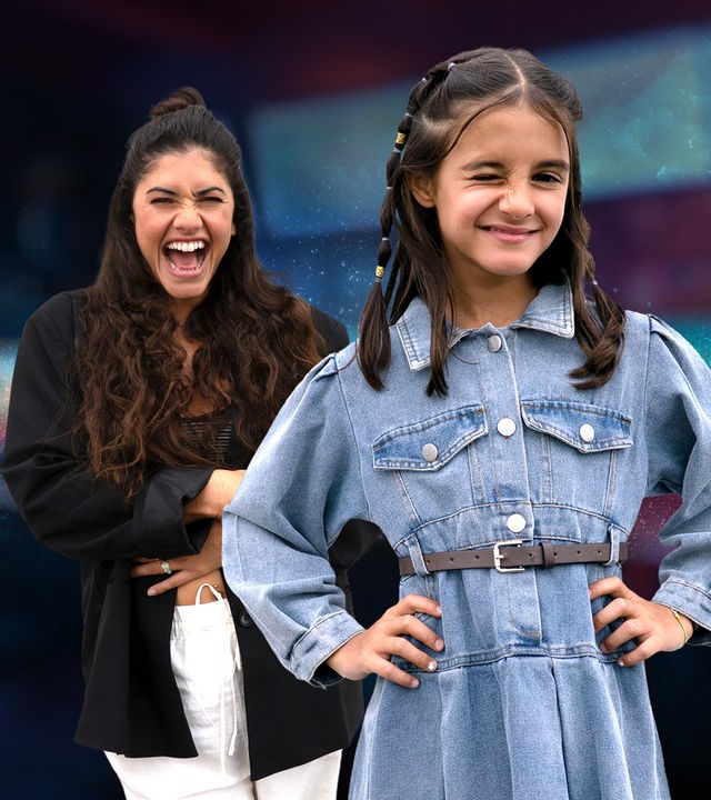 Jeannie Wagner hält sich ihren Bauch vor Lachen. Seitlich davor zwinkert Sara in die Kamera und hält ihre Arme an ihre Hüfte.