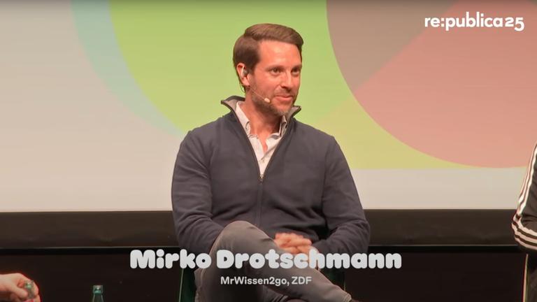 Screenshot vom Mirco Drotschmann während re:publica25 Session "Zwishen Mahnmal und Meme: ..."