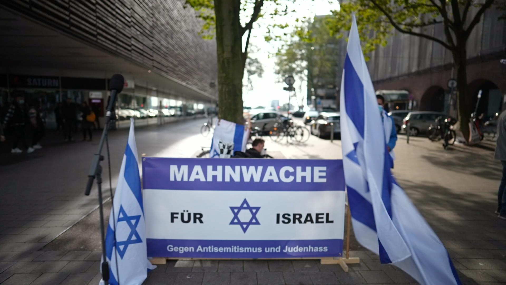Mahnwache mit Plakat Flagge Israel und Text "Für Israel", darunter Text "Gegen Antisemitismus und Judenhass"