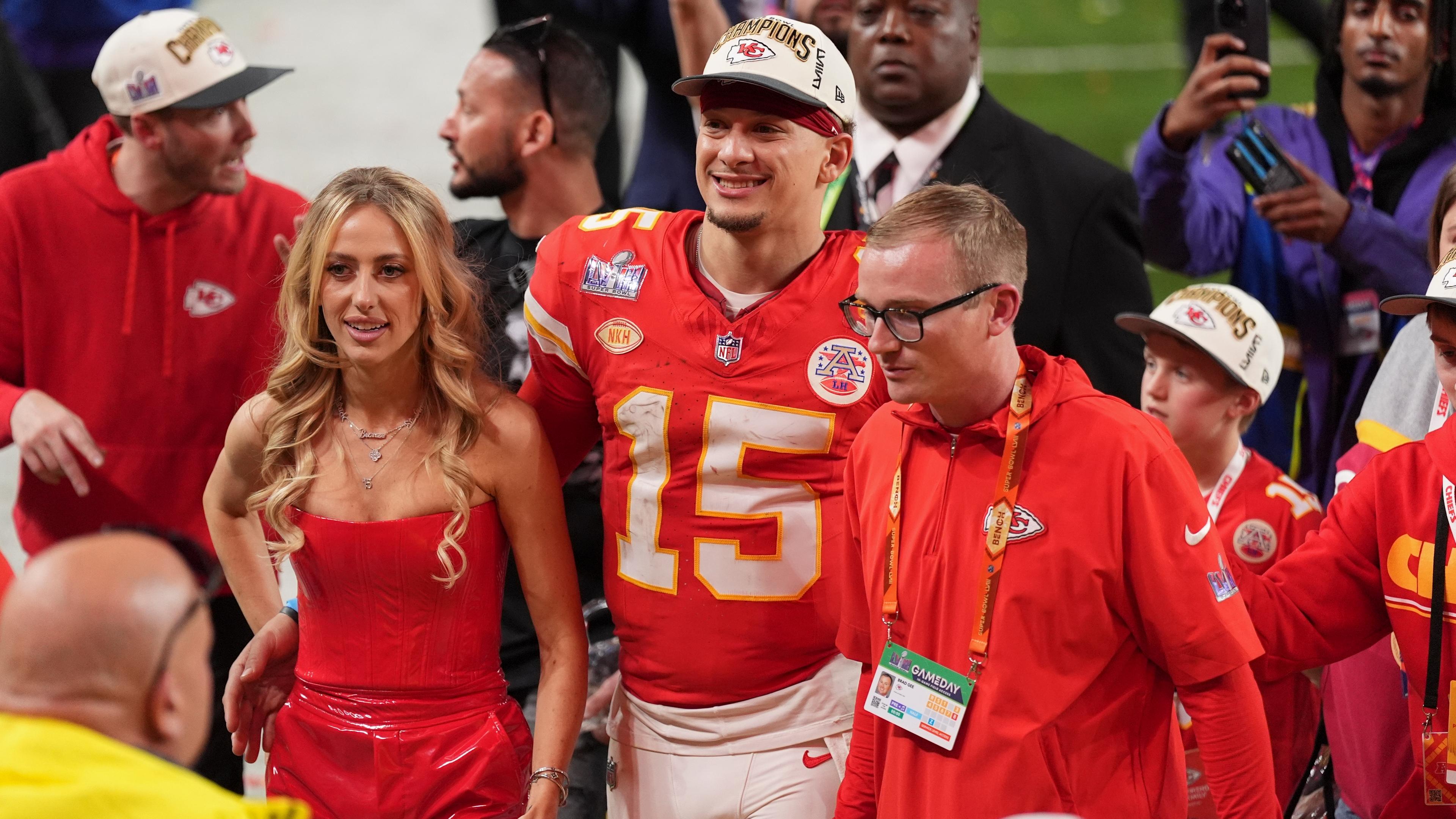 Football - NFL - Super Bowl, Kansas City Chiefs - San Francisco 49ers am 12.2.2024: Kansas City Chiefs Quarterback Patrick Mahomes auf dem Spielfeld mit seiner Frau Brittany.
