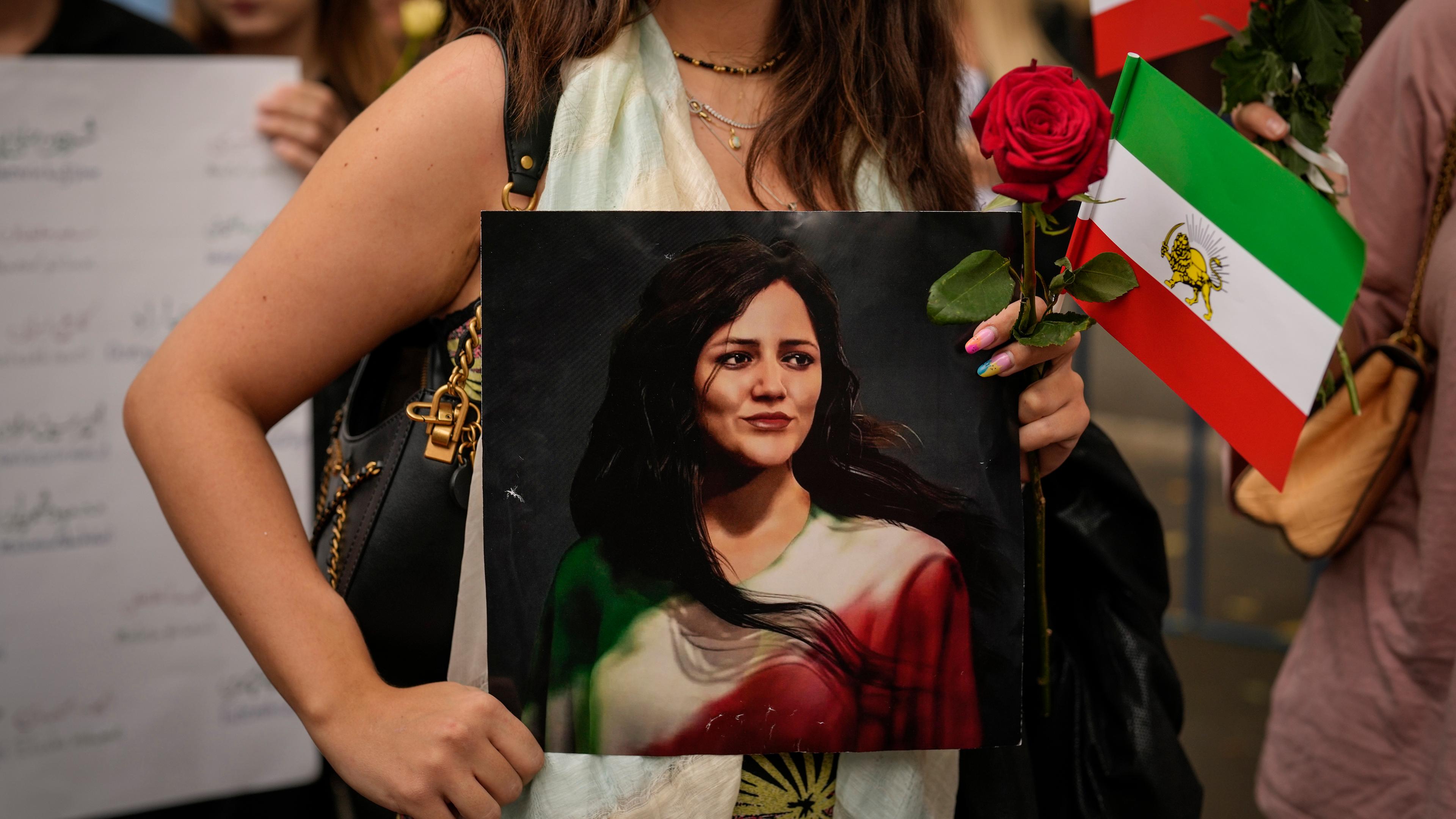 Portrait der 22-jährigen Mahsa Amini bei einer Demo in Bucharest, Rumänien.