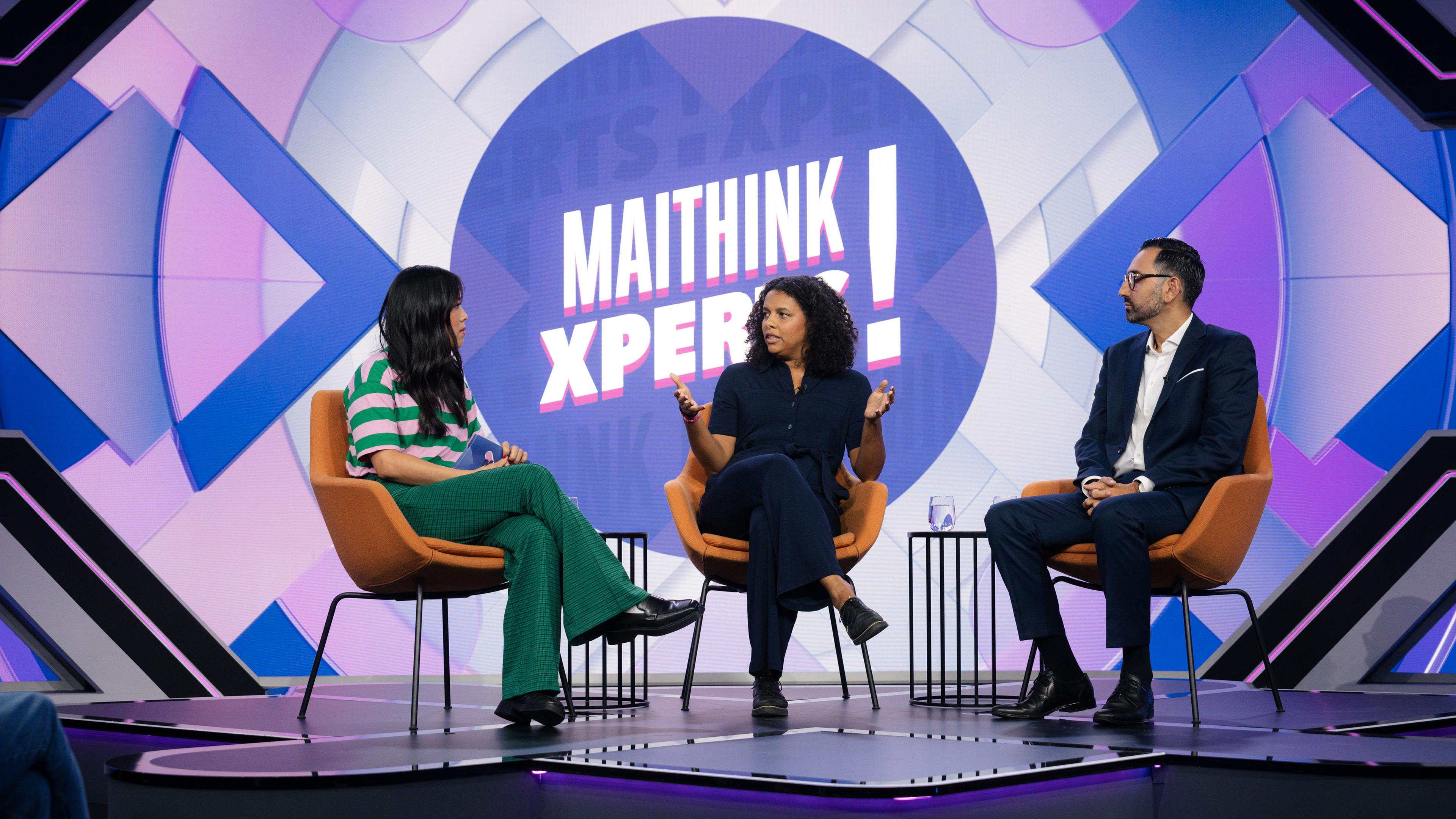 Mai Thi und zwei Studiogäste sitzen im Studio