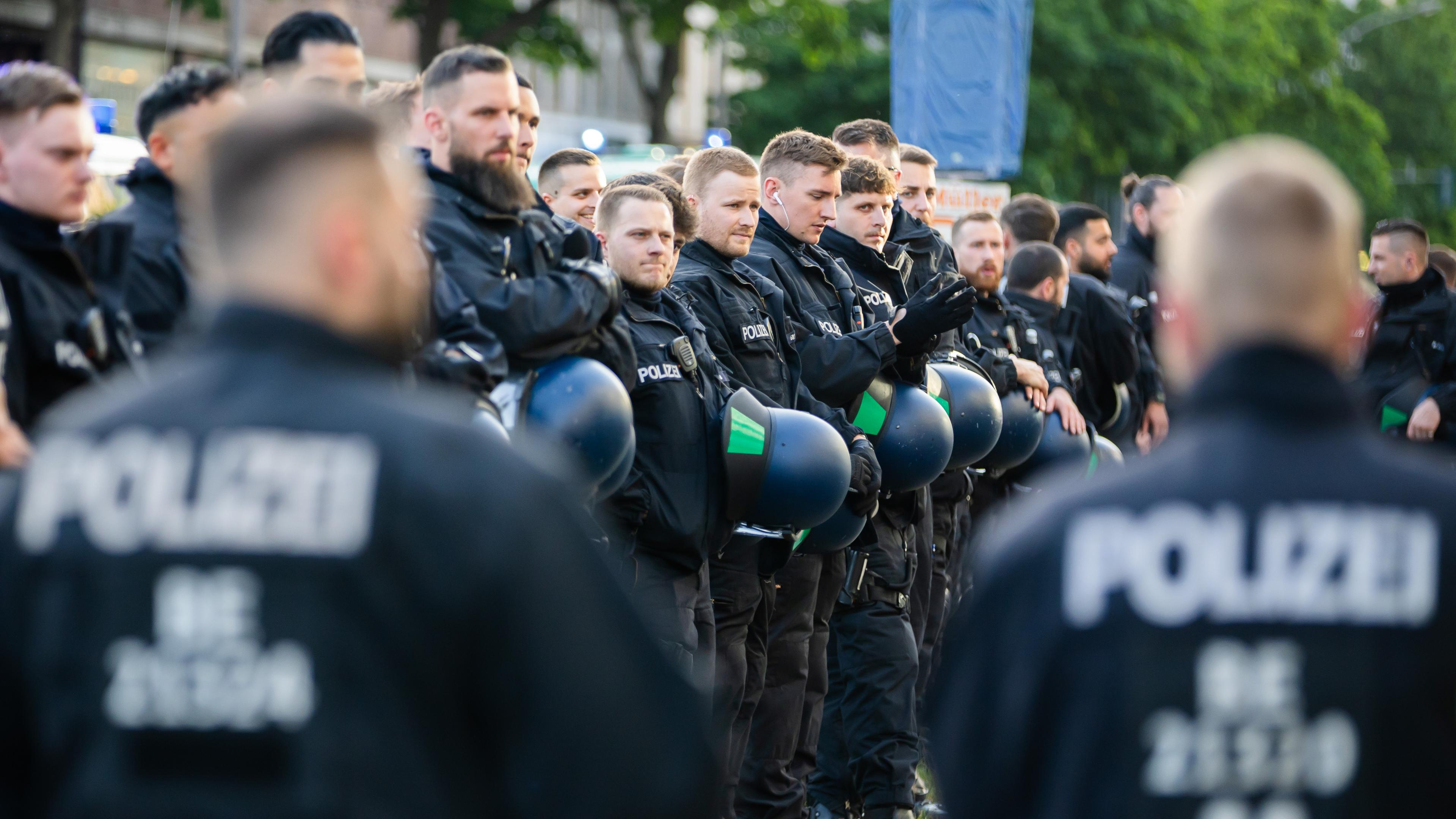 30.04.2024, Berlin: Polizisten sichern den Zug einer Demonstration linker Gruppen unter dem Motto "Für Frieden und soziale Gerechtigkeit" im Wedding.