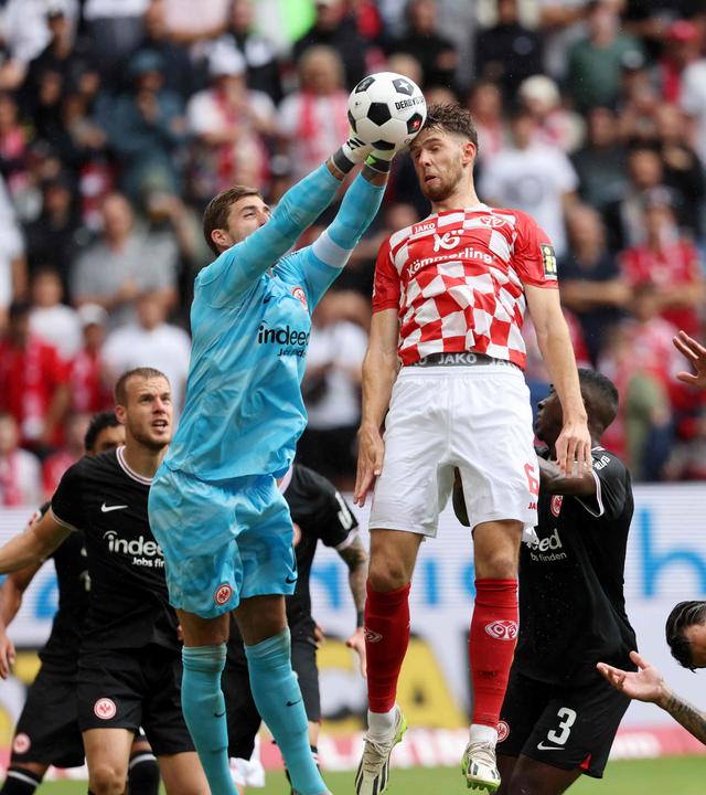 Frankfurts Torhüter Kevin Trapp wehrt den Kopfball vom Mainzer Anton Stach ab. 1. Bundesliga, 1. FSV Mainz 05 - Eintracht Frankfurt in Mainz, 27.08.2023,