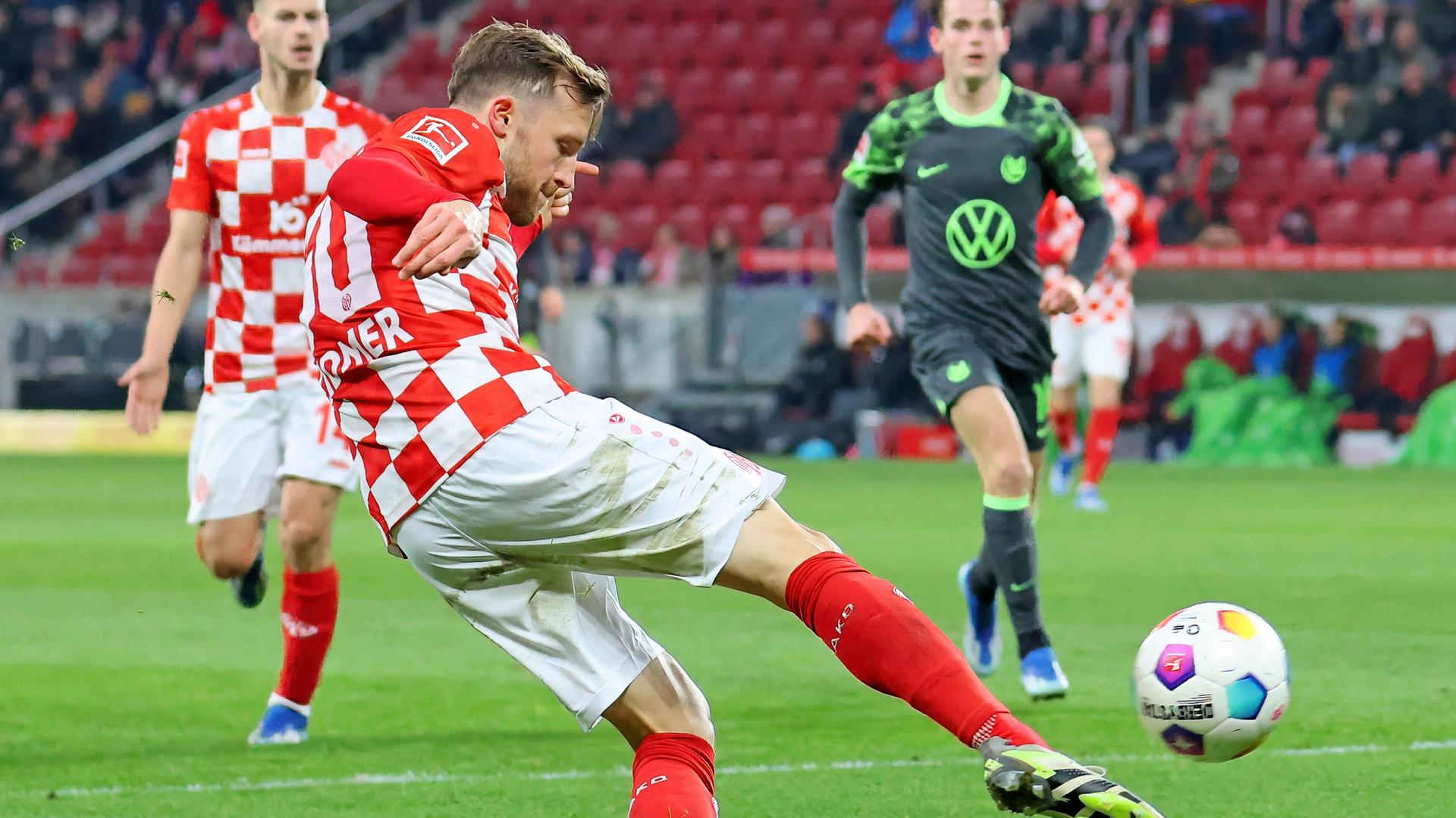 Silvan Widmer (Mainz) macht das Tor zum 1:1.