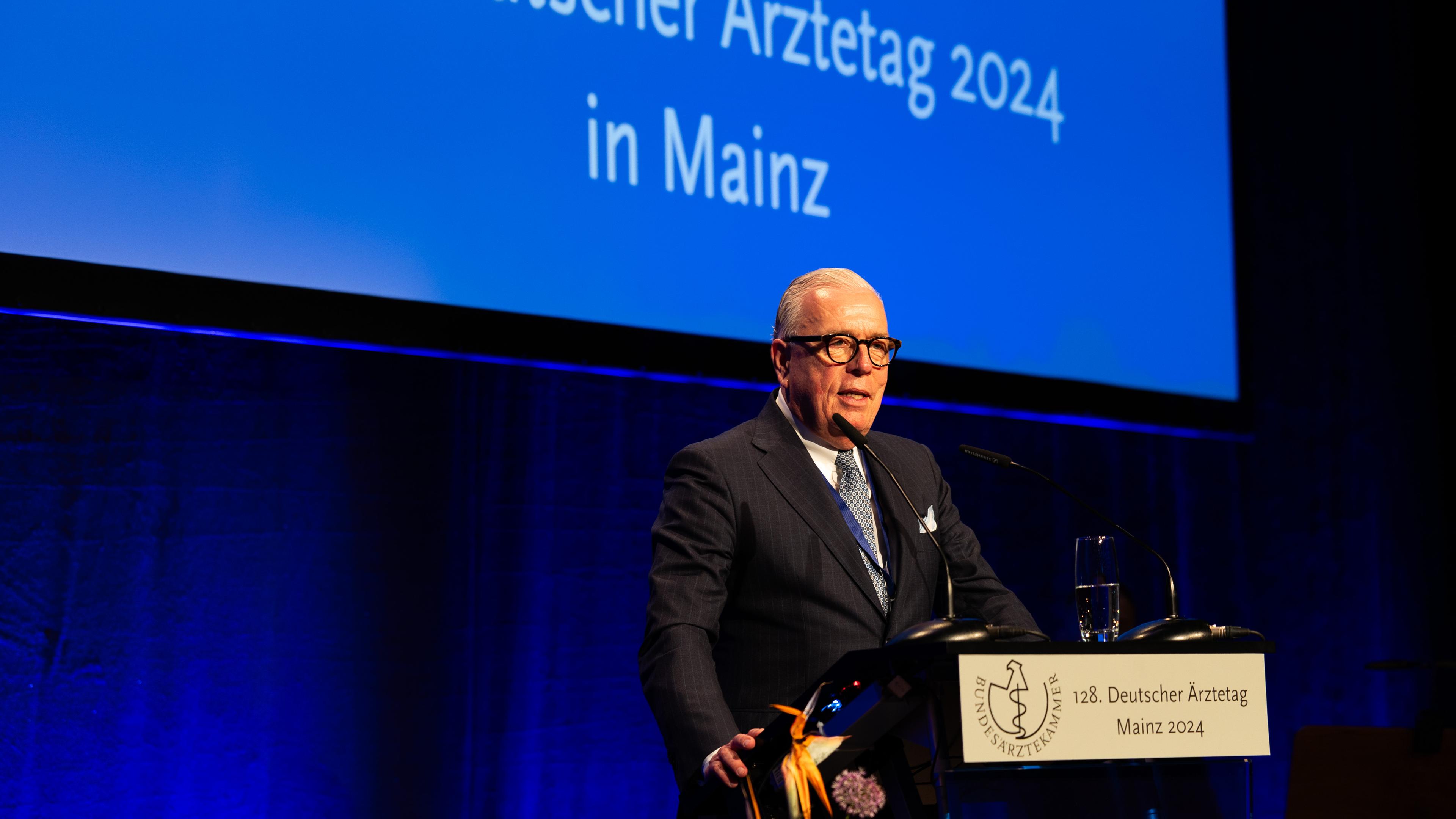 Mainz: Klaus Reinhardt, Präsident der Bundesärztekammer, spricht bei der Eröffnungsveranstaltung des 128. Deutschen Ärztetages.