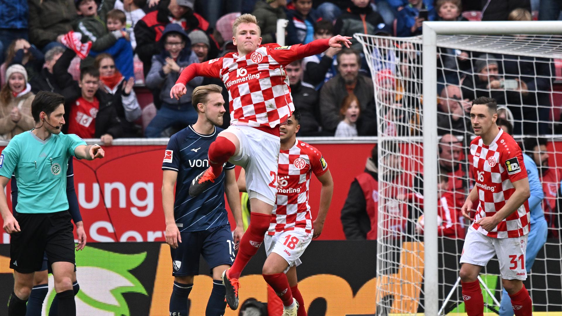 Der Mainzer Jonathan Burkardt (M) jubelt nach seinem Treffer zum 1:0 nach Elfmeter. 