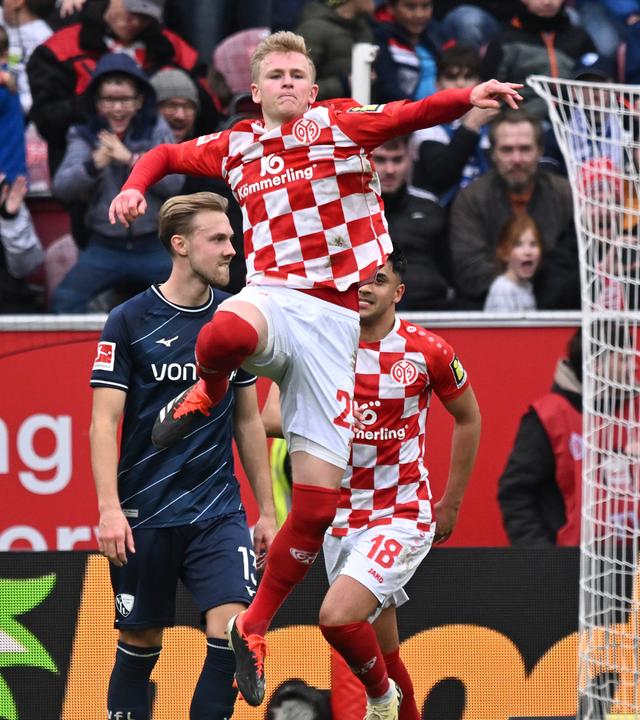 Der Mainzer Jonathan Burkardt (M) jubelt nach seinem Treffer zum 1:0 nach Elfmeter. 