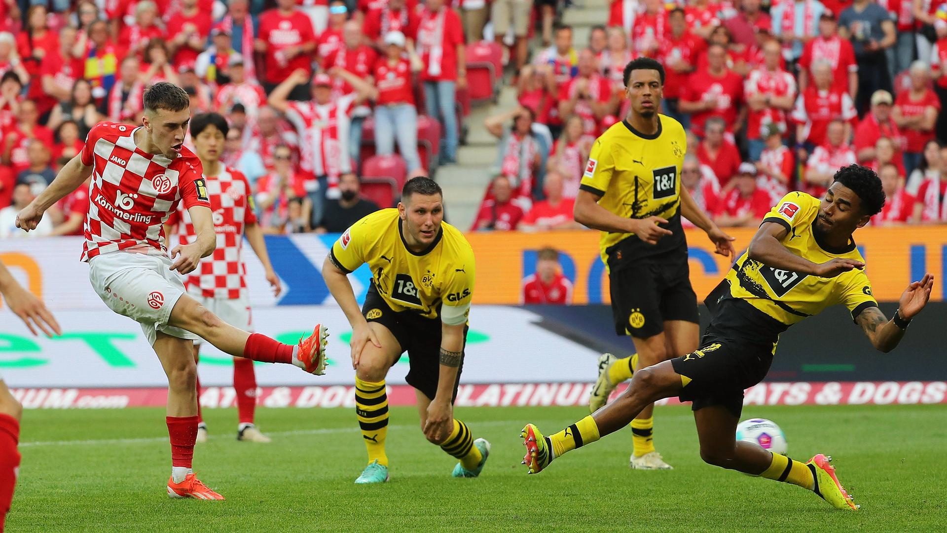 Brajan Gruda (FSV Mainz 05) schießt aufs Tor.