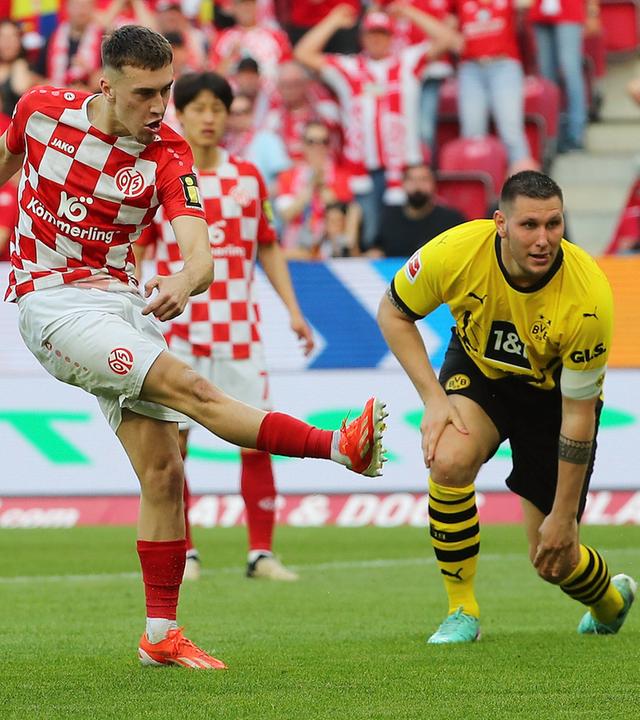 Brajan Gruda (FSV Mainz 05) schießt aufs Tor.