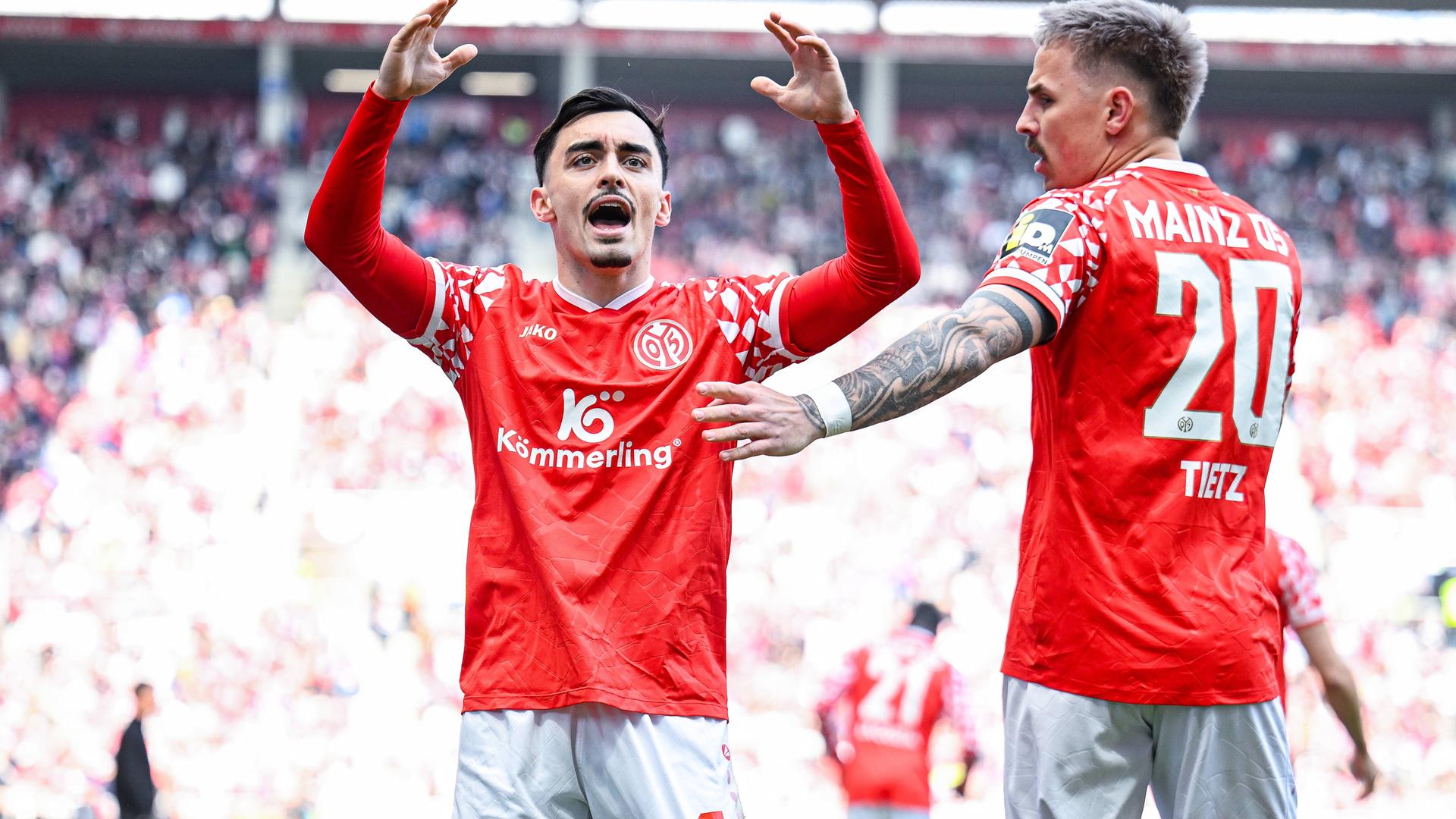 Paul Nebel (1. FSV Mainz 05) und Paul Nebel (1. FSV Mainz 05) jubeln. 