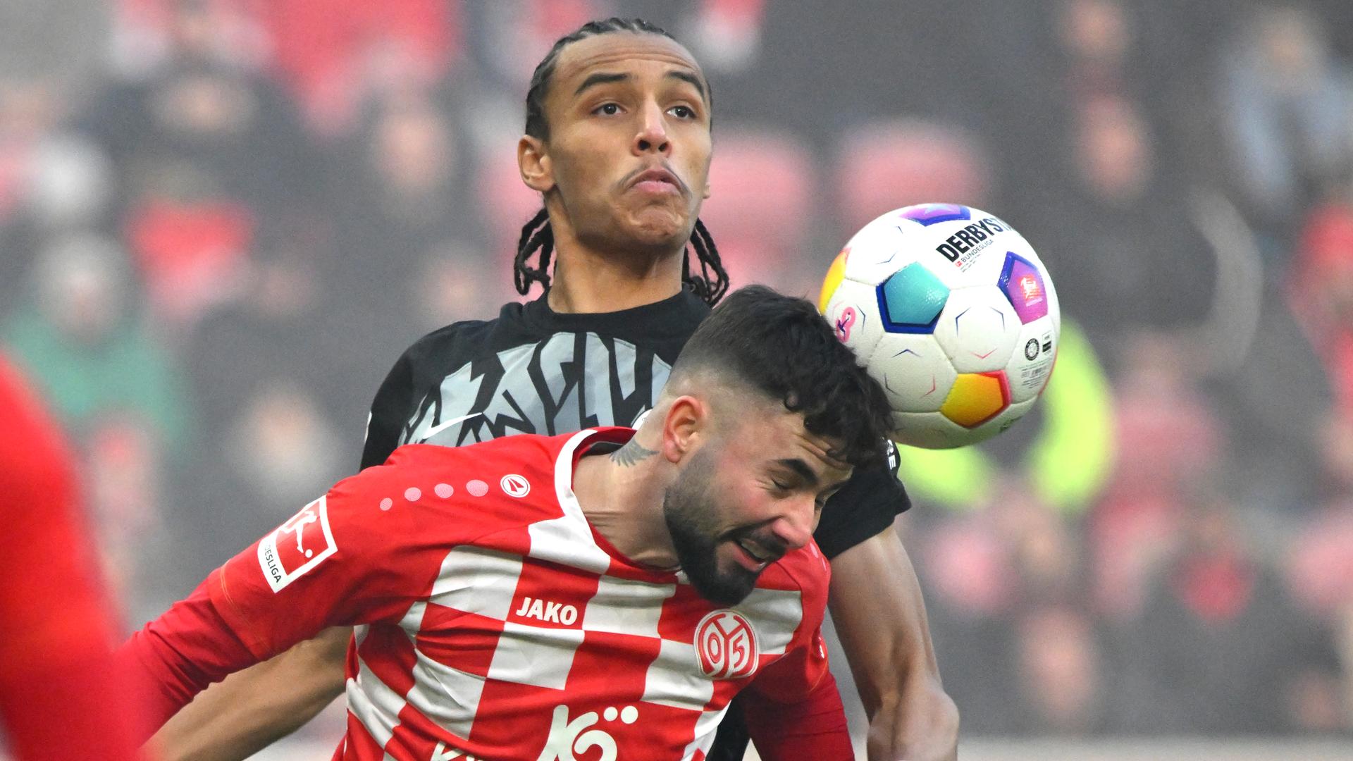 Der Mainzer Marco Richter und Freiburgs Kiliann Sildillia kämpfen am 03.12.2023 um den Ball.