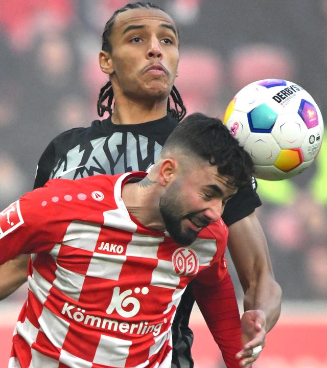 Der Mainzer Marco Richter und Freiburgs Kiliann Sildillia kämpfen am 03.12.2023 um den Ball.