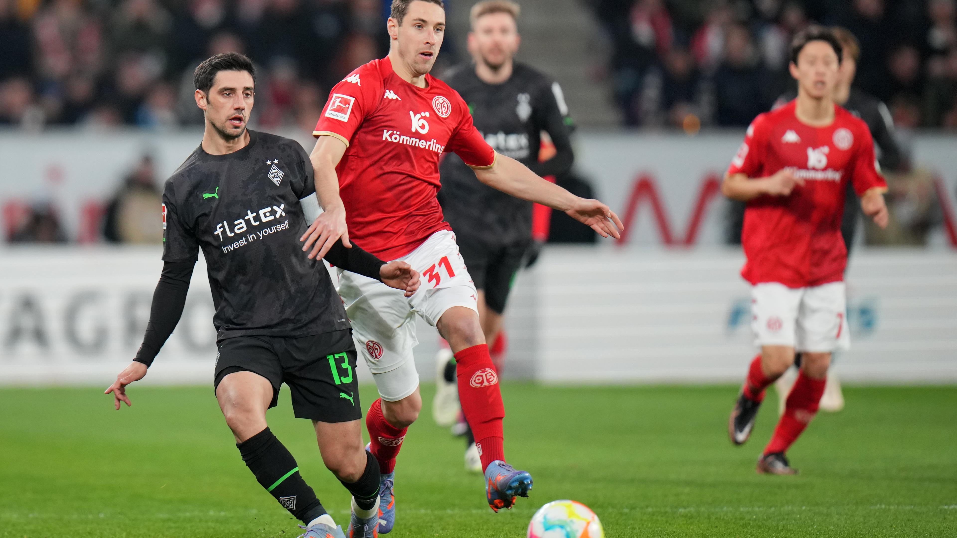 Mönchengladbachs Lars Stindl (l.) und der Mainzer Dominik Kohr kämpfen um den Ball