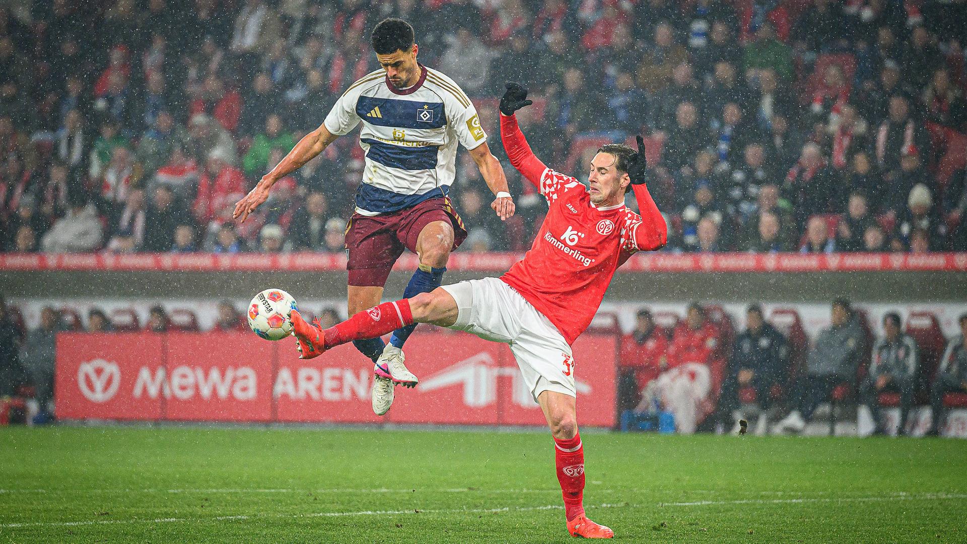 Robert Glatzel (Hamburger SV) und Dominik Kohr ( FSV Mainz 05) kämpfen. 
