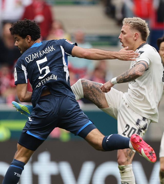 Kabak Ozan (TSG Hoffenheim)  und Tietz Phillip (1.FSV Mainz 05) kämpfen. 