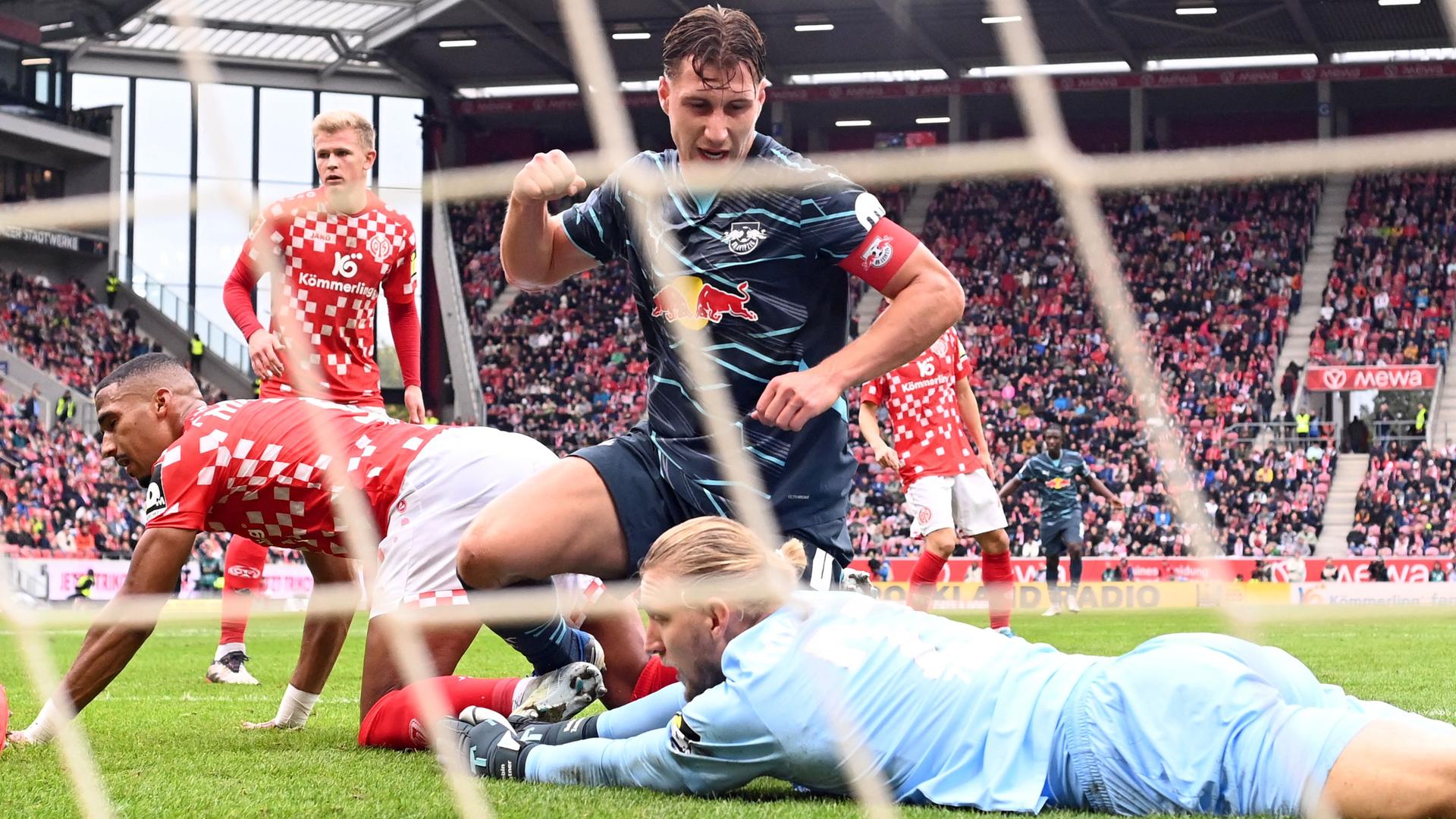 Leipzigs Verteidiger (Nr. 04) Willi Orban (C) feiert seinen zweiten Treffer.