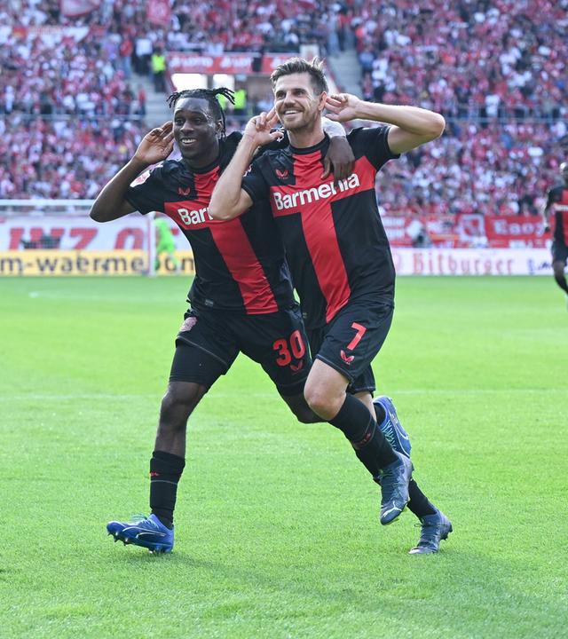 Leverkusens Jonas Hoffmann  freut sich über sein Tor zum 3:0 mit Jeremie Frimpong beim Spiel gegen Mainz am 30.08.2023.