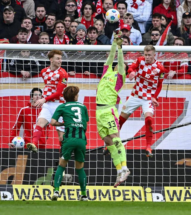 Sepp van den Berg (FSV Mainz 05), Ko Itakura (Borussia Mönchengladbach), Moritz Nicolas (Borussia Mönchengladbach), Jonathan Burkardt (FSV Mainz 05) in Aktion.