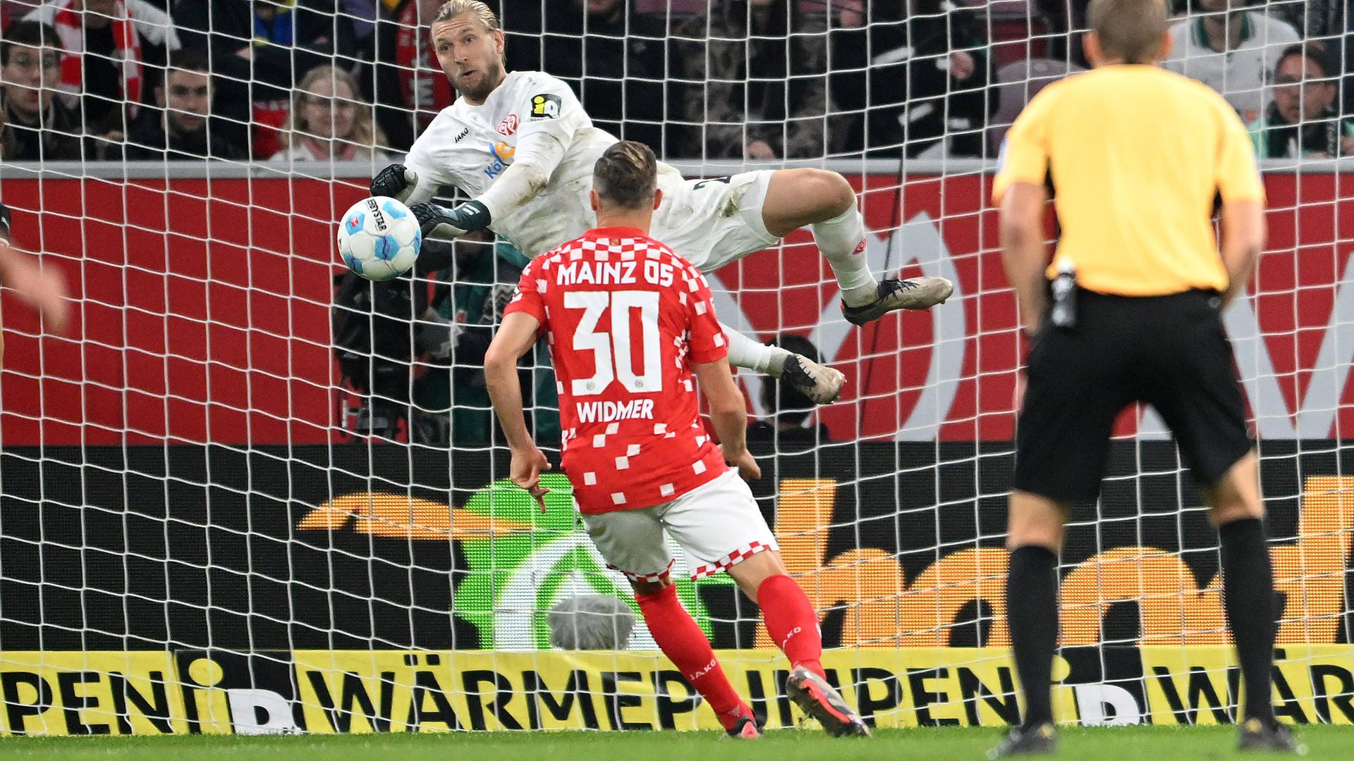 Robin Zentner (Mainz) hält das Unentschieden.