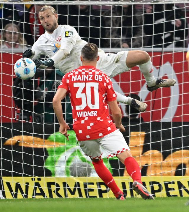 Robin Zentner (Mainz) hält das Unentschieden.