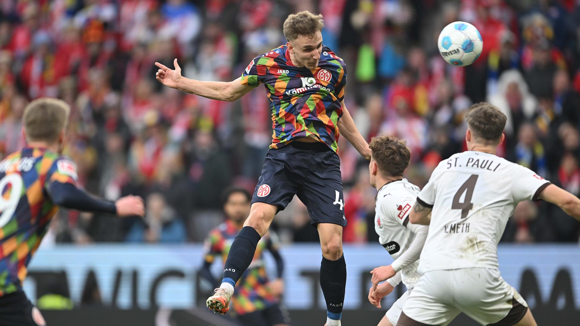 am Ball: Nelson Weiper (Mainz)