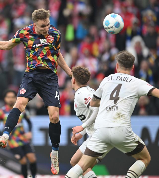 am Ball: Nelson Weiper (Mainz)