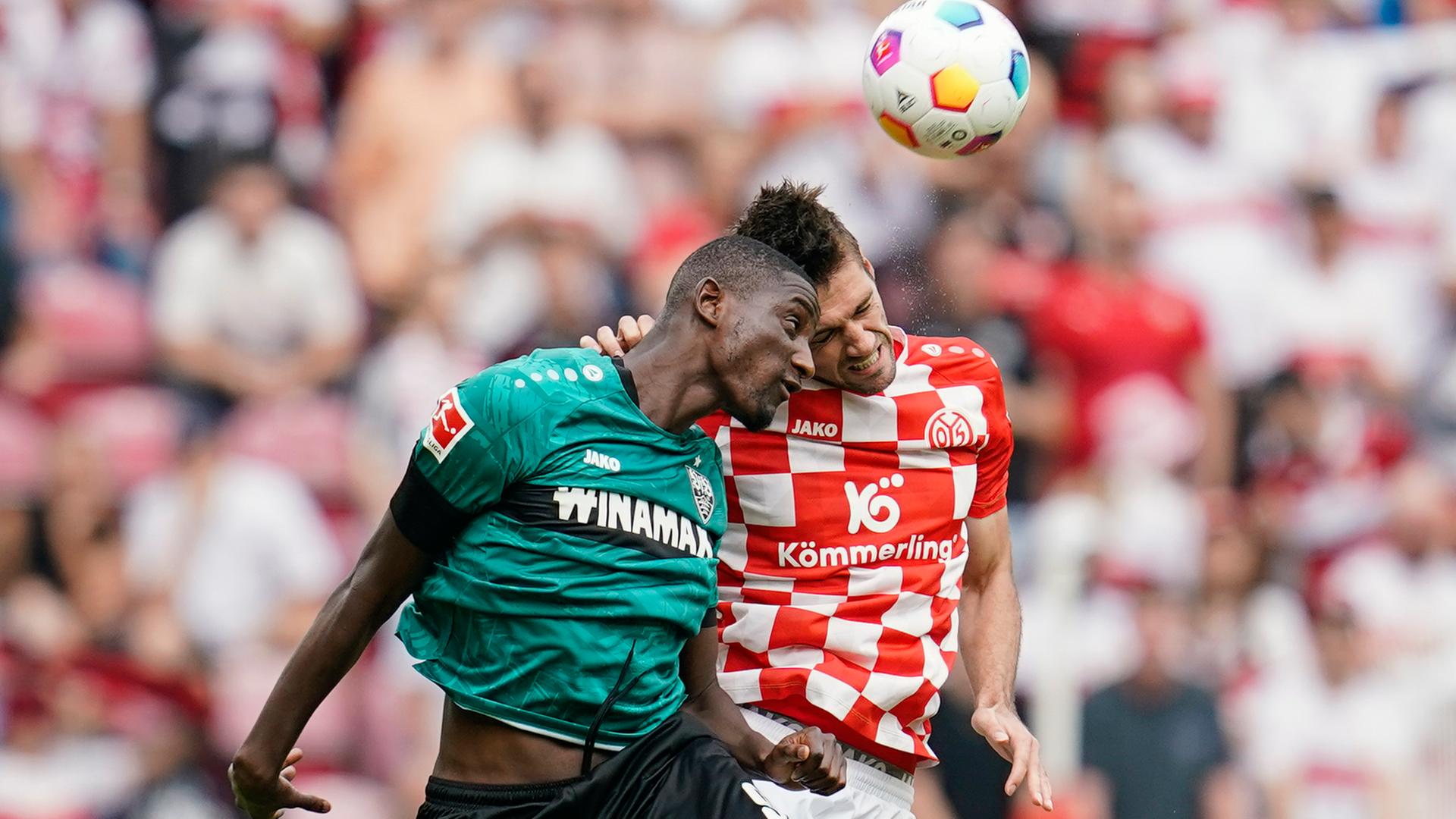 Stuttgarts Serhou Guirassy und Stefan Bell von Mainz kämpfen um den Ball in der Mewa Arena am 16.09.2023.