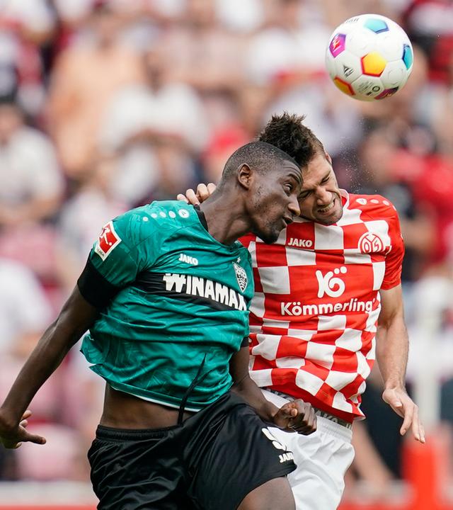 Stuttgarts Serhou Guirassy und Stefan Bell von Mainz kämpfen um den Ball in der Mewa Arena am 16.09.2023.