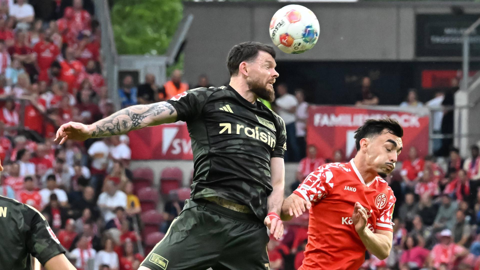 Union Berlins Mittelstürmer Oliver Burke kann sich im Zweikampf mit dem Mainzer Mittelfeldspieler Paul Nebel durchsetzen und den Ball köpfen
