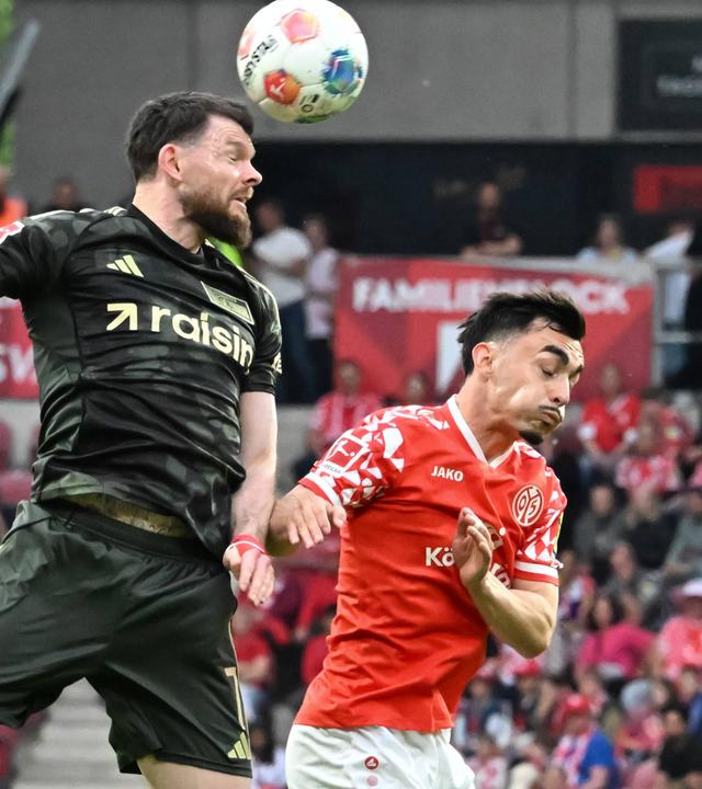 Union Berlins Mittelstürmer Oliver Burke kann sich im Zweikampf mit dem Mainzer Mittelfeldspieler Paul Nebel durchsetzen und den Ball köpfen