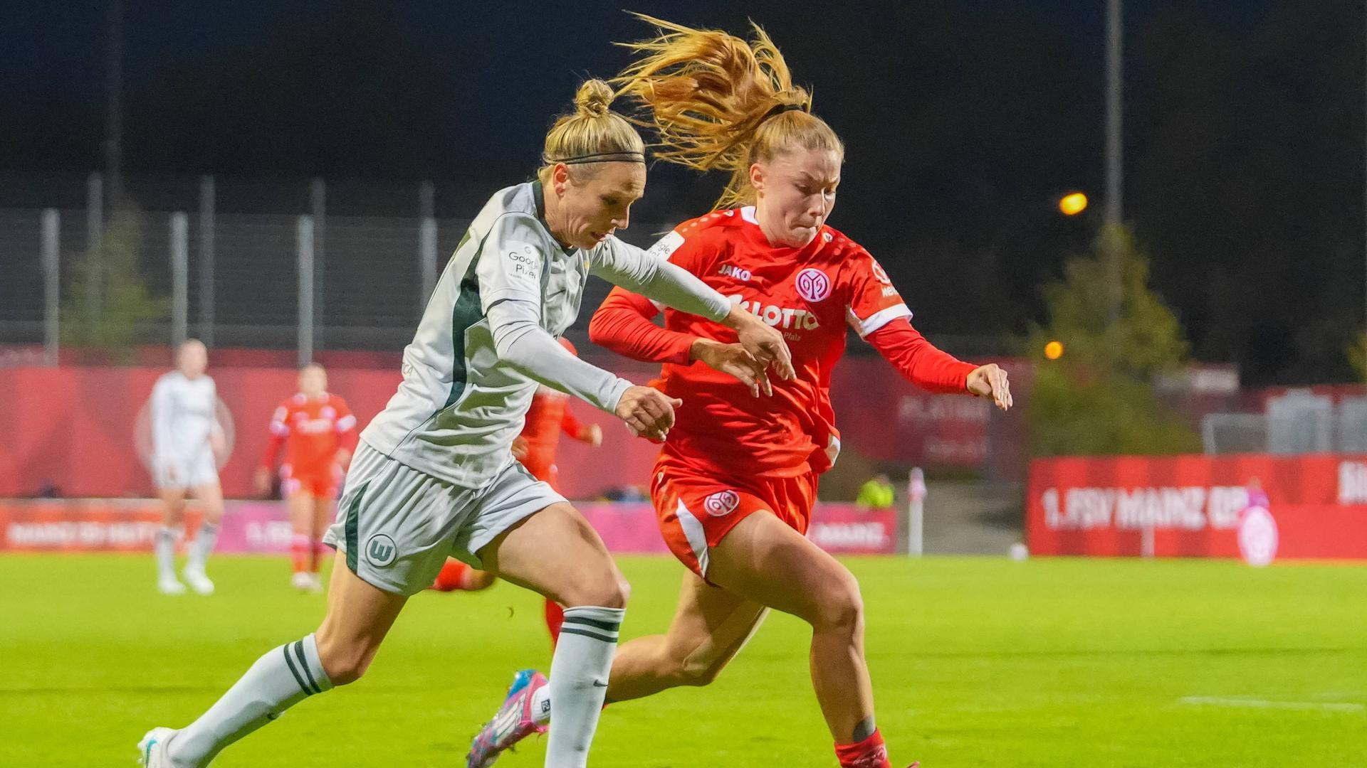 Die Wolfsburgerin Svenja Huth versucht, ihrer Mainzer Gegenspielerin Maja Lara Pageler den Ball abzunehmen.